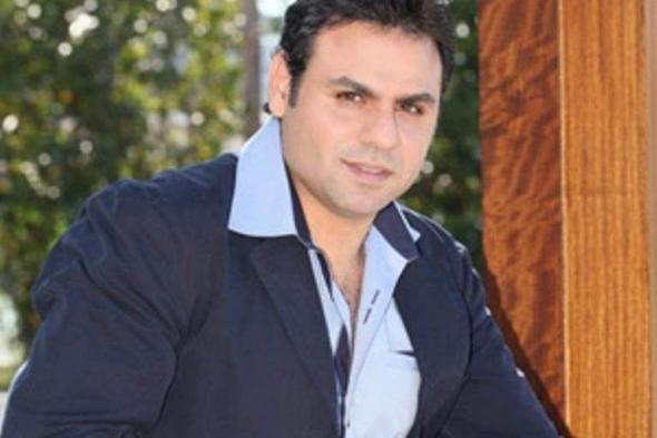 شاهد .. ملحم أبو شديد وإبنه ينتهيان من تزيين شجرة عيد الميلاد-بالفيديو