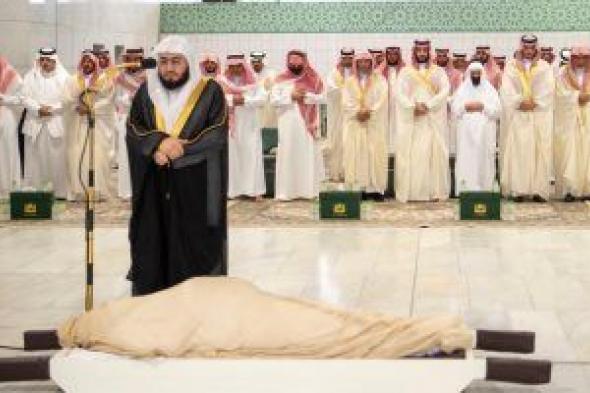 ولى العهد السعودى يؤدى صلاة الجنازة على الأمير ممدوح بن عبدالعزيز.. صور