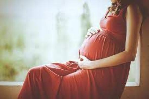 لماذا يجب على المرأة الحامل أن تعرض بطنها لضوء الشمس؟ سيذهلك الجواب