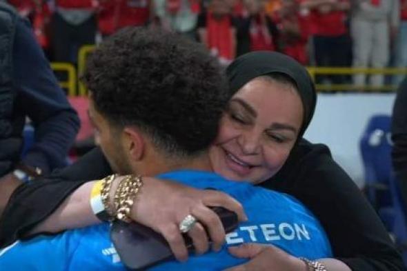 شاهد حضن مصطفى شوبير ووالدته بعد تتويج الأهلى ببطولة كأس مصر