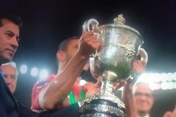 وزير الرياضة يُسلم كأس مصر للنادي الأهلي بعد فوزه على الزمالك بهدفين