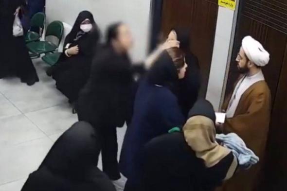 إيرانية تضبط رجل دين يصورها وهي ترضع طفلها فأنتقمت منه بطريقة مرعبة وقاسية؟