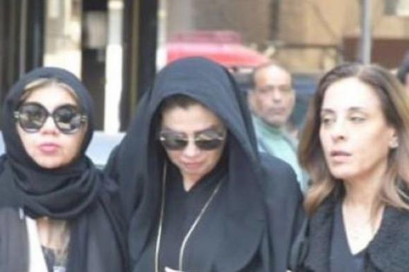شاهد .. رانيا فريد شوقي تنهار بالبكاء في وداع والدتها وشهيرة ومحمد رياض وغيرهم يواسونها-بالصور