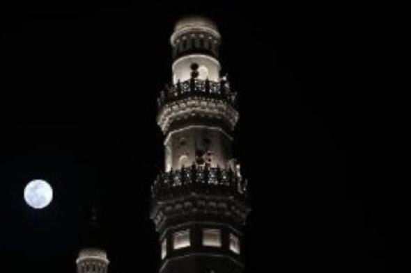 القمر البدر يُزين سماء المدينة المنورة لشهر رمضان المبارك.. صورة