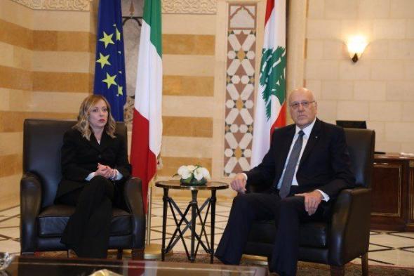 شاهد .. قبلات محرجة لرئيس وزراء لبنان في استقبال نظيرته الإيطالية (فيديو)