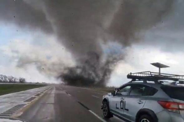 شاهد .. مشهد مرعب من كاميرا هاتف لإعصار قوي يضرب أميركا