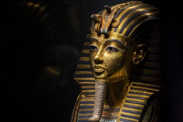 عبارة صادمة ومرعبة مكتوبة على القناع الذهبي للفرعون المصري توت عنخ آمون؟ لن تصدق ما هي