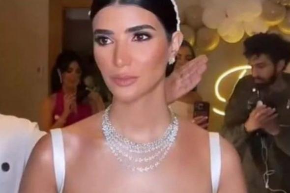 شاهد .. تفاصيل فستان زفاف ريم سامي .. مصنوع من الحرير ومن توقيع مصمم شهير