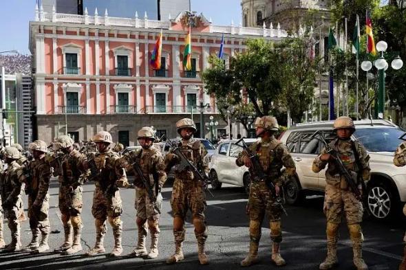 ورد للتو.. انقلاب عسكري في العاصمة والحكومة تهرب الى خارج البلاد والجيش في حالة تأهب قصوى