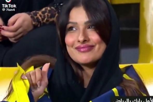 كأنها فلقة قمر.. مشجعة نصراوية تخطف الأنظار من مدرجات الأول بارك ورونالدو يضع عينه عليها