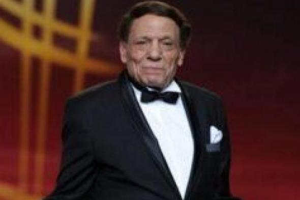 شاهد .. محمد إمام يحتفل بعيد ميلاد الزعيم عادل إمام الـ86