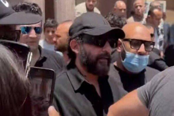 شاهد .. أحمد حلمي يؤم المصلين في صلاة جنازة والدته ببنها.. ويقتصر على عزاء المقابر