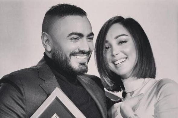 شاهد .. تامر حسني وبسمة بوسيل يخطفان الأنظار في استاد القاهرة.. وظهورهما العائلي يثير تساؤلات الجمهور