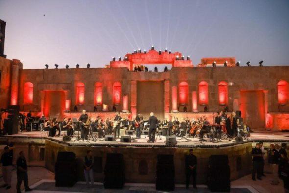 شاهد .. فاتك خلال الليل.. حضور جماهيري ضخم في حفل فرقة «أوتوستراد» بمهرجان جرش