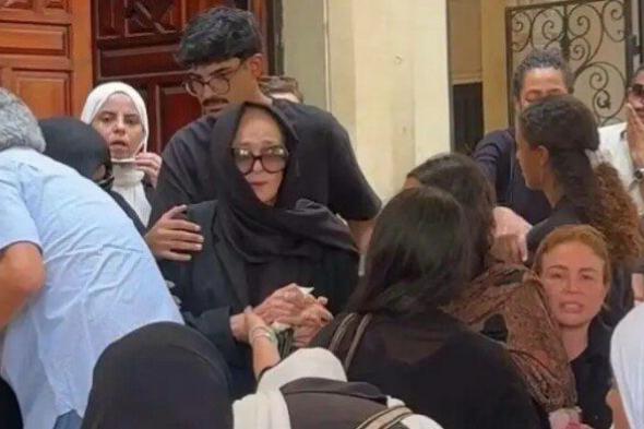شاهد .. حضر الأب وانهارت الأم.. لحظات مؤثرة في جنازة ابنة نجلاء فتحي