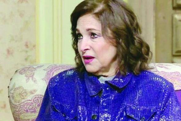 شاهد .. النجمة القديرة نادية رشاد تعلن الاعتزال النهائي وتطالب زملائها بوقف الاتصالات