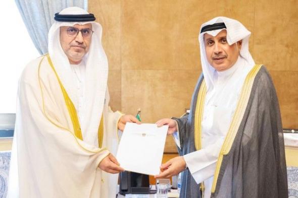 وزير الديوان الأميري تسلّم دعوة لحضور سباق جائزة الاتحاد للطيران الكبرى للفورمولا 1 بأبوظبي في ديسمبر