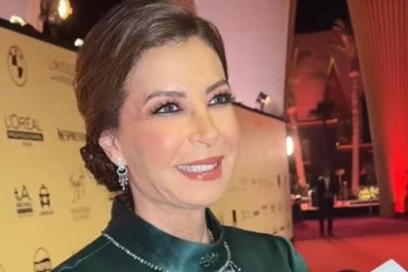 شاهد .. منال سلامة تكشف كواليس التصوير في الماضي: «كنا بنغير هدومنا في المناور»